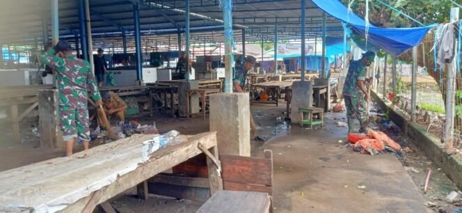 
					Peduli Kebersihan, Babinsa Kodim 1422/Maros Bersama Masyarakat Bersihkan Sampah Pasar