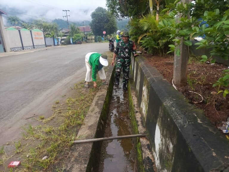 Babinsa Koramil 1403-16/Nuha Bersama Warga Bersihkan Saluran Irigasi di Desa Ledu-Ledu