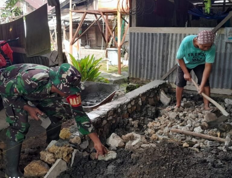 Kopda Veky, Anggota Koramil 1307-02/Pamona Puselemba Membantu Membuat Pondasi Rumah Warga di Desa Kamba