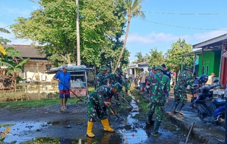 Danramil 1426-03/Galut Pimpin Langsung Kegiatan Kerja Bakti Bersama Warga Bersihkan Saluran Air