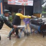 Babinsa Koramil 10/Batang Bantu Dorong Montor Warga Yang Mogok Akibat Banjir