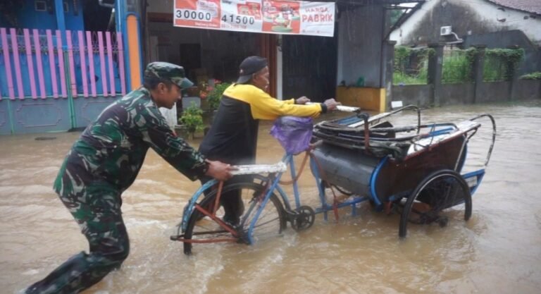 Babinsa Koramil 10/Batang Bantu Dorong Montor Warga Yang Mogok Akibat Banjir