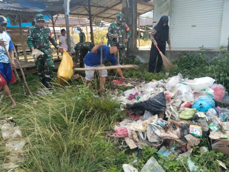 Ciptakan Pasar Indah, Personel Koramil 1430-02/Asera Bersama Masyarakat Bersihkan Areal Pasar Lahimbua