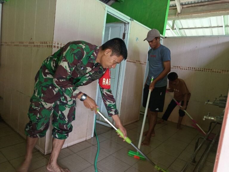 Babinsa koramil Bontonompo Bersama Warga Gotong Royong Bersihkan Masjid Besar Raudhatusshaihin Bontonompo