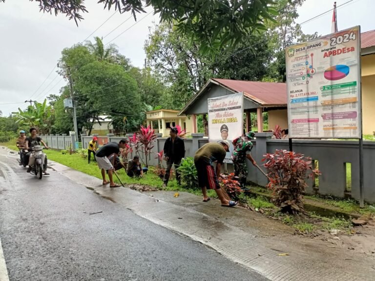 Babinsa Koramil 08 Bontonompo Bersama Warga Laksanakan Karya Bakti Bersihkan Jalan Lingkungan