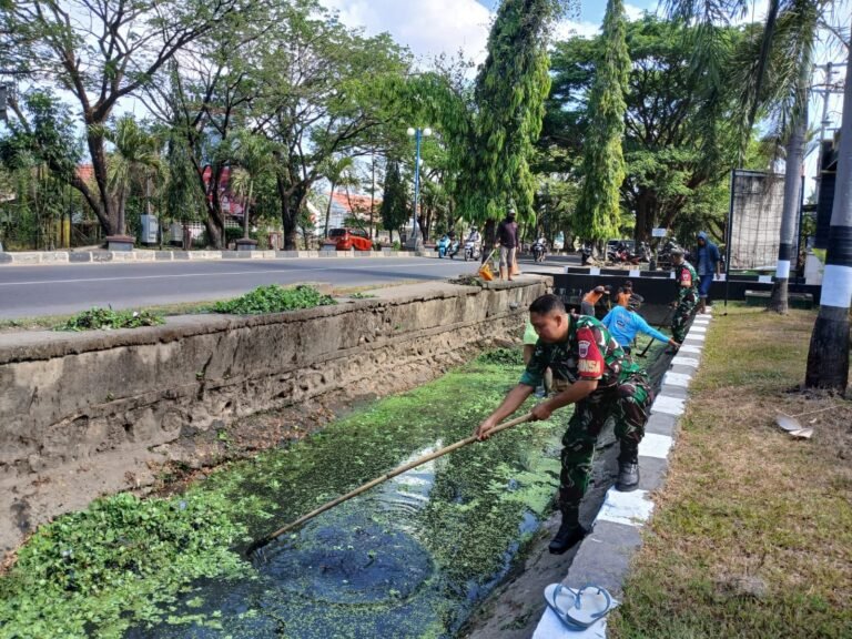 Cegah Demam Berdarah, Babinsa Maros Bersihkan Saluran Air Bersama Masyarakat