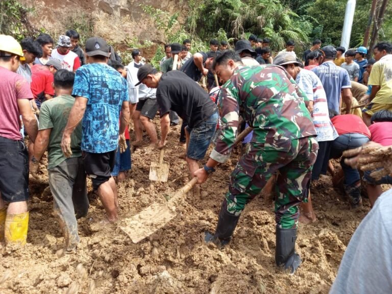 Dua Babinsa Koramil 17/Motoling Atasi Tanah Longsor