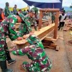 Babinsa Koramil 06/Tersono Bantu Perbaiki Jembatan Kalibelo Yang Rusak Akibat Banjir Bandang