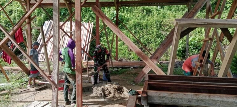 Sinergi TNI Bersama Rakyat, Babinsa Bantu Bangun Rumah Warga