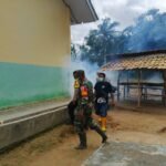 Cegah DBD, Babinsa 426-01 SP Dan Bhabinkamtibmas Pendampingan Fogging Di Desa Binaan