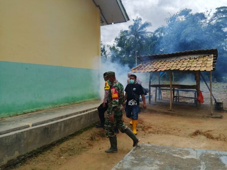 Cegah DBD, Babinsa 426-01 SP Dan Bhabinkamtibmas Pendampingan Fogging Di Desa Binaan