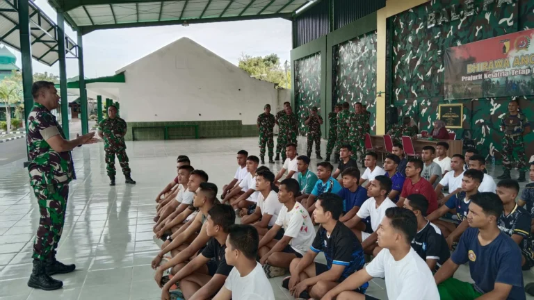 Dandim 0817/Gresik Berikan Motivasi dan Latihan Fisik kepada Casis Tamtama TNI AD