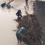 Anggota Koramil 1608-03/Sape Bersama Masyarakat Gotong Royong Bersihkan Bendungan