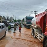 Banjir di Jalur Pantura, Babinsa Bantu Warga Atur Arus Lalu Lintas