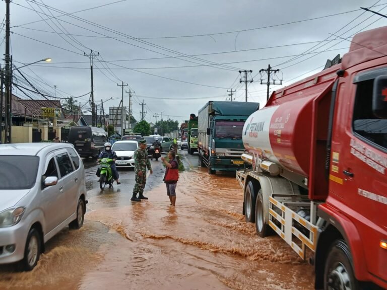 Banjir di Jalur Pantura, Babinsa Bantu Warga Atur Arus Lalu Lintas