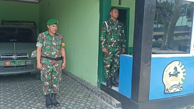 
Tumbuhkan Rasa Nasionalisme Dan Cinta Tanah Air, Anggota Kodim 1621 TTS, Nyanyikan Lagu Indonesia Raya Setiap Pukul 10.00 Pagi