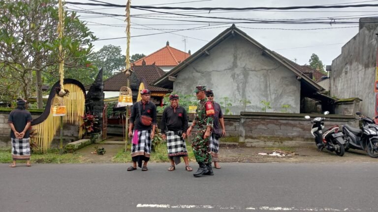 Babinsa Tamanbali Dan Pecalang Amankan Upacara Adat di Pura Melanting