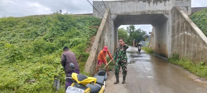 
					Kepedulian Babinsa Maros, Sertu Sofyan Atasi Genangan Air di Jalan