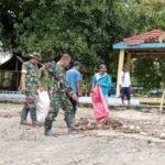 Pentingnya Menjaga Kebersihan Pantai, Babinsa Koramil 1430-01/Lasolo Bersama Warga Binaan Bersihkan Pantai Taipa