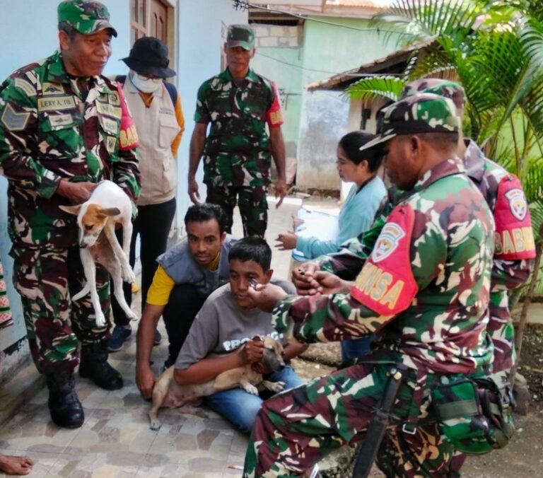 Babinsa Koramil 1604-01/Kota Laksanakan Vaksinasi Rabies Anjing