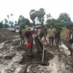 Babinsa Kodim Gowa Bersama Masyarakat Karya Bakti Perbaiki Jalan Tani