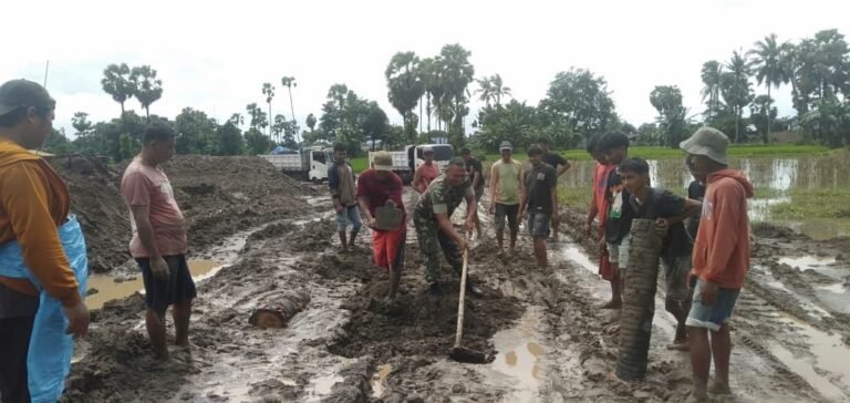 Babinsa Kodim Gowa Bersama Masyarakat Karya Bakti Perbaiki Jalan Tani