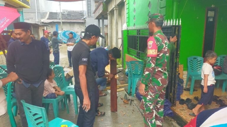 Babinsa Maros Bentuk Duka Cita dengan Kunjungi Rumah Duka Warganya