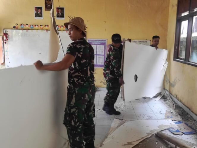 
Koramil Klungkung Tangani Musibah Plafon Rubuh Di TK Negeri Kelurahan Semarapura Tengah