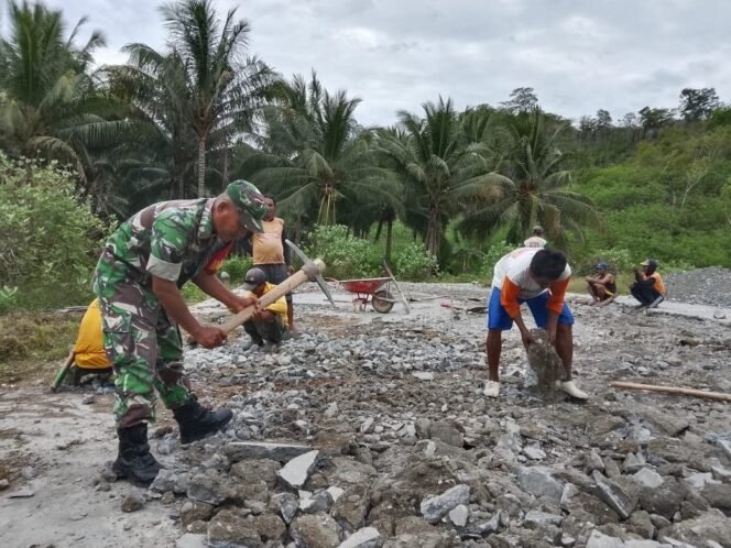 
					Anggota Koramil 1307-08/Ulubongka Laksanakan Monitoring Wilayah dan Komsos Bersama Masyarakat Desa Uekambuno