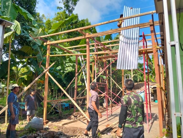 Personel Tukang Kodim 1426 Takalar Rehab Rumah Tidak Layak Huni Bekerja Sama Dengan Pemda Takalar