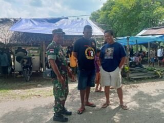Babinsa Pantau Pasar Mingguan Sulamu Pasca Perayaan Natal dan Tahun Baru