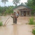 Gerak Cepat, Anggota Koramil Kobalima Evakuasi Warga Terdampak Banjir