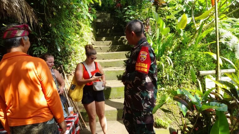 Babinsa Desa Jehem Pantau Kunjungan Wisata di Obyek Wisata Toyo Bulan Waterfall