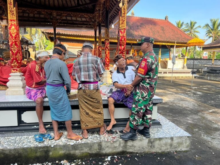 Jalin Keakraban, Babinsa Yangapi Pantau Sekaligus Komsos Persiapan Upacara Tawur Agung di Banjar Adat Yangapi