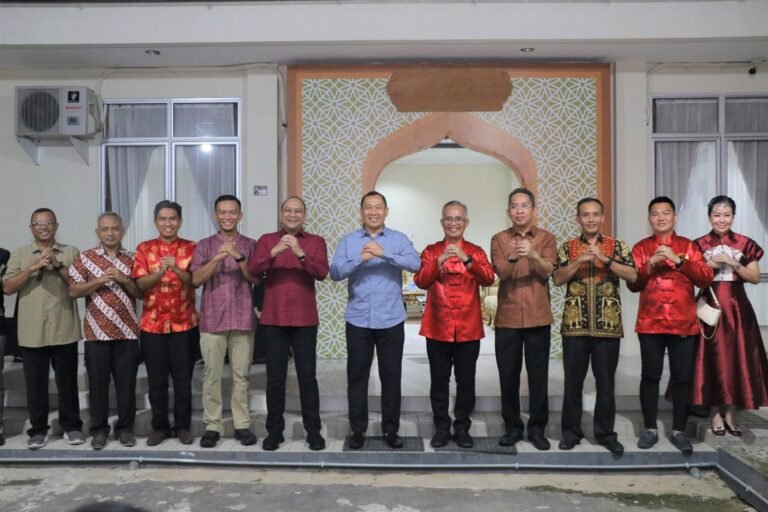 PEMUKULAN LOKU BERSAMA PANGDAM XII/TPR DAN DANREM 121/ABW BRIGJEN TNI PURNOMOSIDI, S.I.P., M.A.P., M.HAN., SAAT OPENING CEREMONY PERAYAAN TAHUN BARU IMLEK 2576 DAN FESTIVAL CAP GO MEH 2025