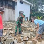 Ciptakan Rasa Saling Peduli, Babinsa Biringere Koramil 1424-01/Sinjai Utara Kodim 1424/Sinjai Bantu Pembuatan Pondasi Rumah Milik Warga