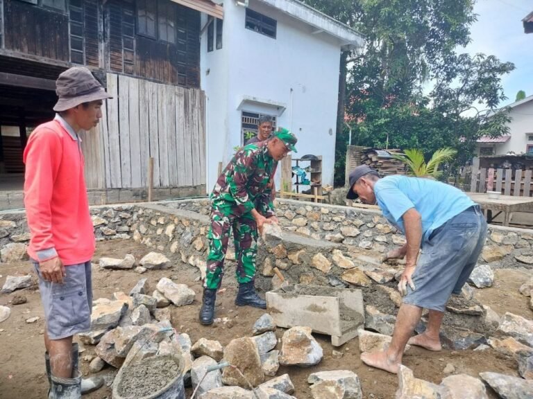 Ciptakan Rasa Saling Peduli, Babinsa Biringere Koramil 1424-01/Sinjai Utara Kodim 1424/Sinjai Bantu Pembuatan Pondasi Rumah Milik Warga