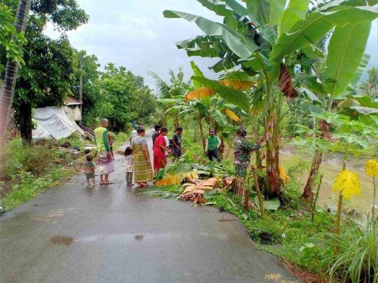 Babinsa Kodim Gowa Bersama Warga Gotong Royong Bersihkan Lingkungan di Desa Kalebarembeng