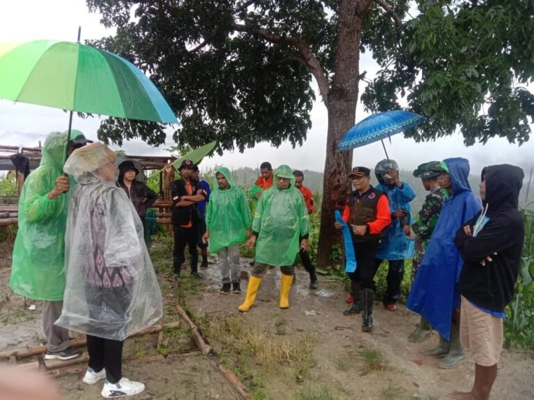 Babinsa Koramil 1621-02 /Abanteng Mengecek Daerah Yang Terkena Longsor Bersama Instansi Terkait