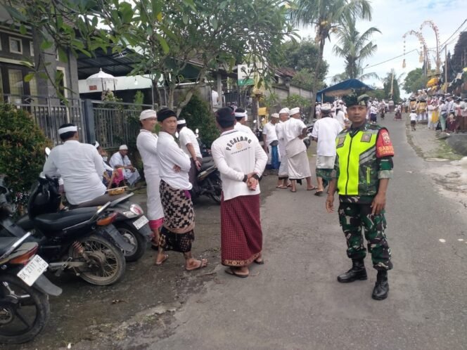 
Tunaikan Tupoksi Jaga Kelestarian Adat, Babinsa Jajaran Kodim Klungkung Kawal Upacara Keagamaan