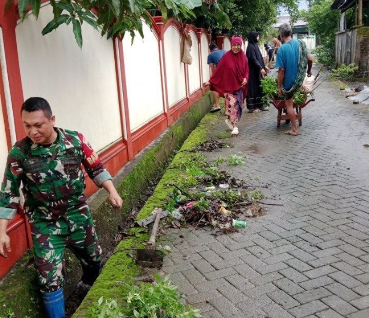 Babinsa Koramil 08 Bontonompo Bersama Warga Gotong Royong Bersihkan Lingkungan