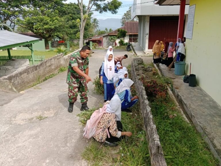 Tanamkan Kebersihan Sejak Dini, Babinsa Ajak Siswa Bersihkan Halaman Sekolah