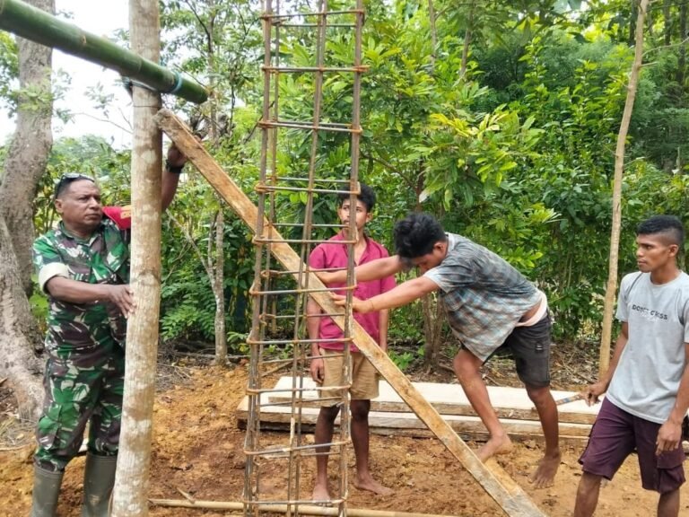 Babinsa Dampingi Pengerjaan Bak Penampung Air Sumur Bor