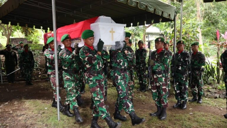 Anggota Kodim 1625/Ngada Laksanakan Kegiatan Melayat dan Upacara Pemakaman Purnawirawan Serka Moses Dou