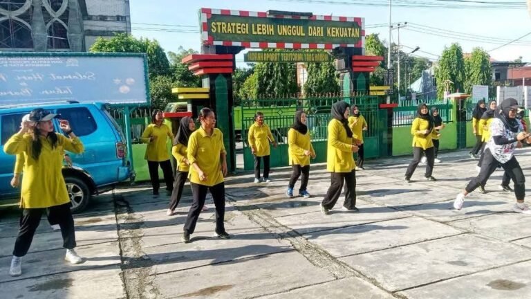 Bangkitkan Semangat Dan Kebersamaan Persit KCK Ranting 2 Koramil 1701-01/Sentani Senam Bersama