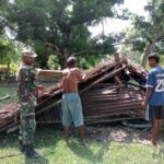 Ringankan Beban Warga, Babinsa Bantu Bongkar Dapur Rumah