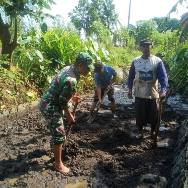 Bersama Warga, Babinsa Bersihkan Saluran Irigasi