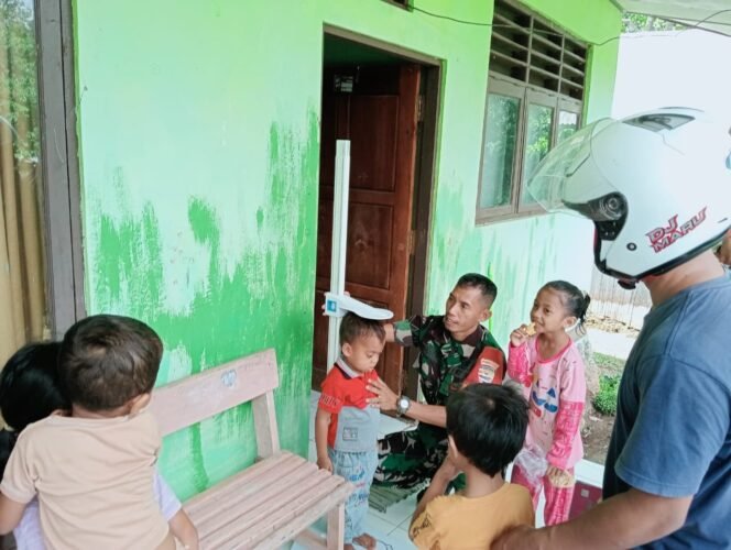 
Babinsa Koramil 03/Katikutana Kodim 1613/Sumba Barat Dukung Kesehatan Masyarakat Melalui Pendampingan Posyandu