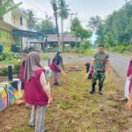 Babinsa Samaenre Bersama Mahasiswa dan Warga Gelar Karya Bakti Bersihkan Taman Perkantoran