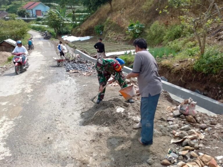 Kompak, Babinsa dan Warga Gotong Royong Cor Saluran Irigasi